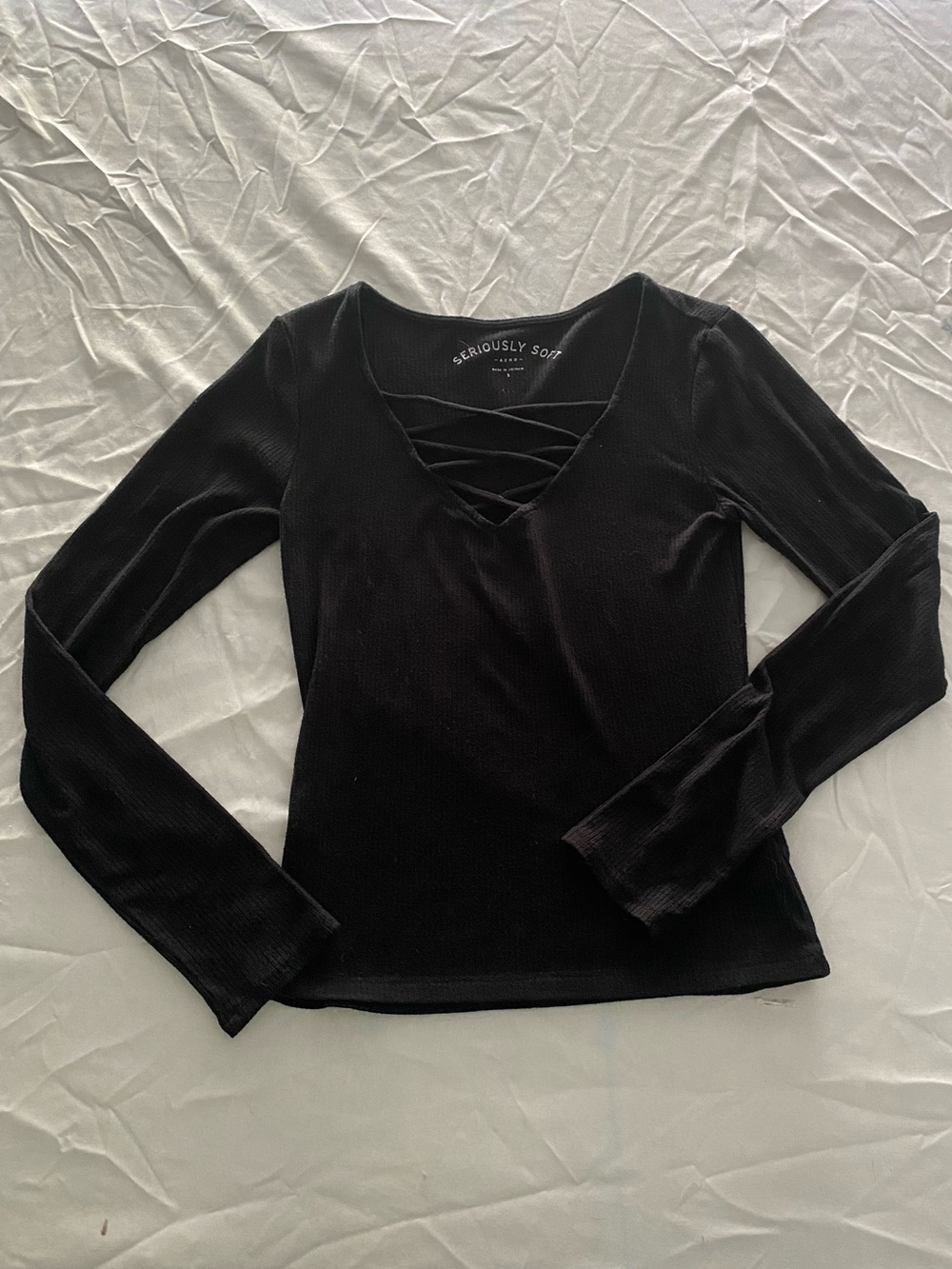 Women's Black Long-Sleeve Crisscross V-Neck Top - Picture 2 of 7